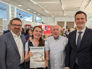 von links: Holger Heuser (Erster Beigeordneter), Stephanie Eichhorn (Büchereileiterin), Klaus Niehoff (Architekt), Philipp Herzog (Bürgermeister)